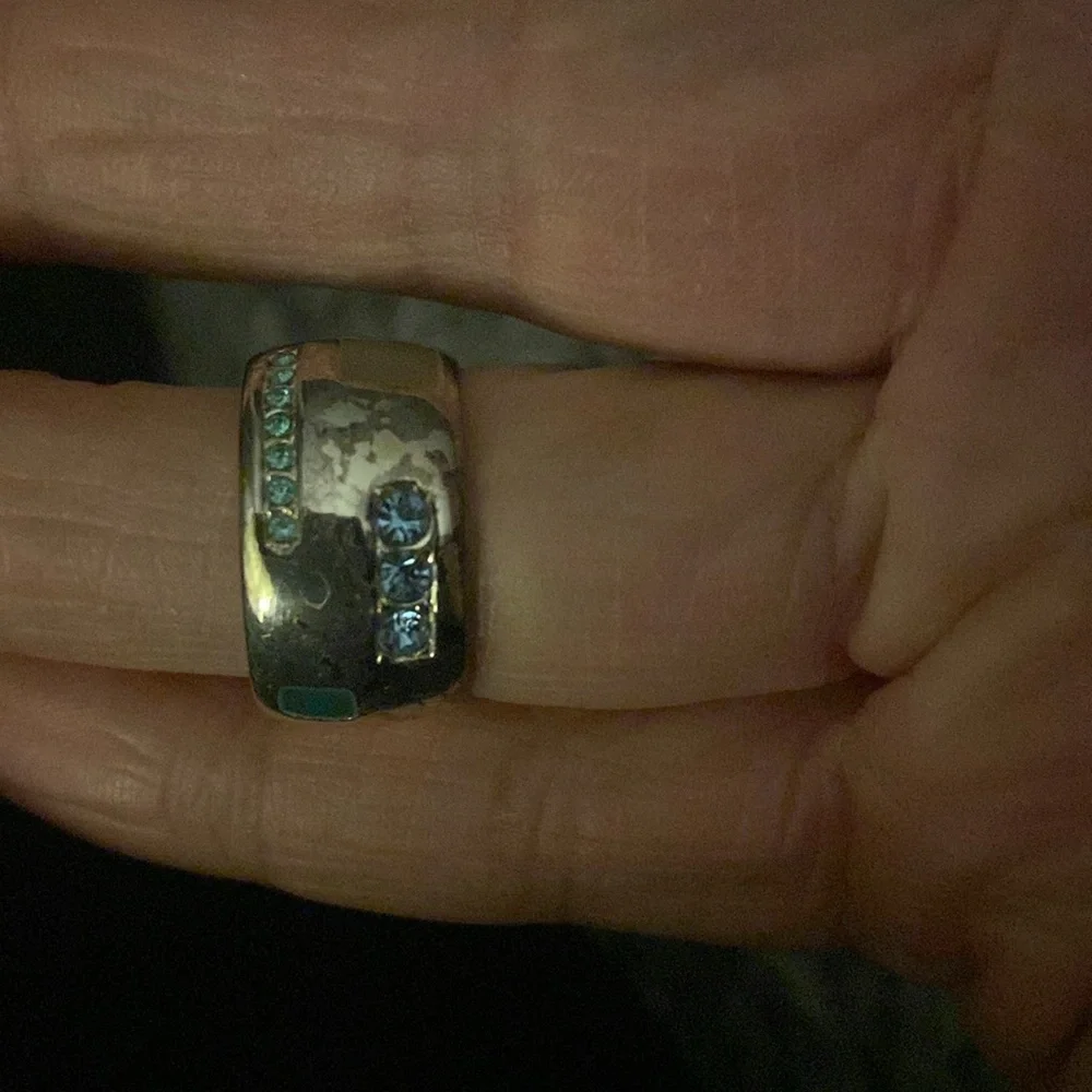 Silver tone band ring with green enamel and blue stones size 7.5/8